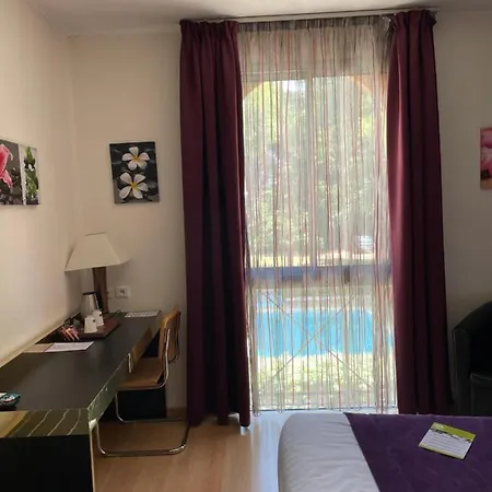 מלון Le Clos De L'aube Rouge - Montpellier / Le Lez 3*