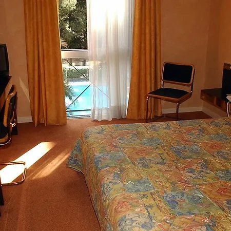 Western Le Clos De L'aube Rouge מלון 3*