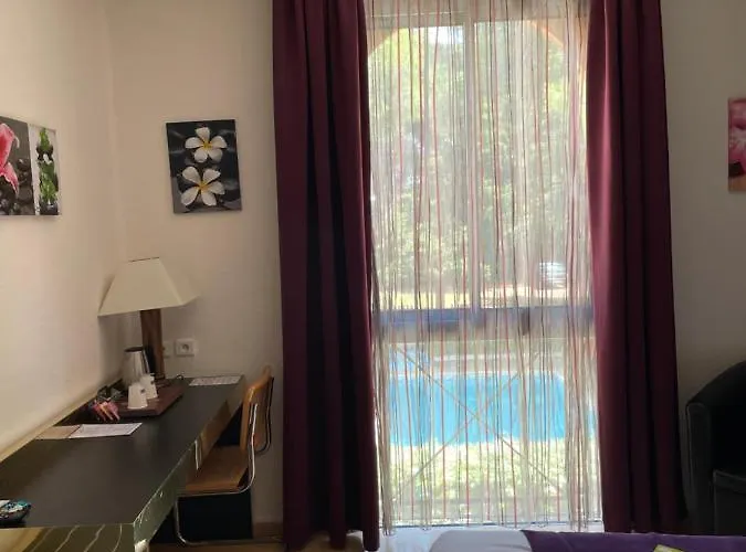 호텔 Le Clos De L'aube Rouge - Montpellier / Le Lez 3*